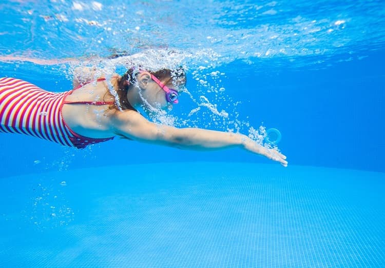 स्विमिंग करने के फायदे – Swimming Health Benefits in Hindi