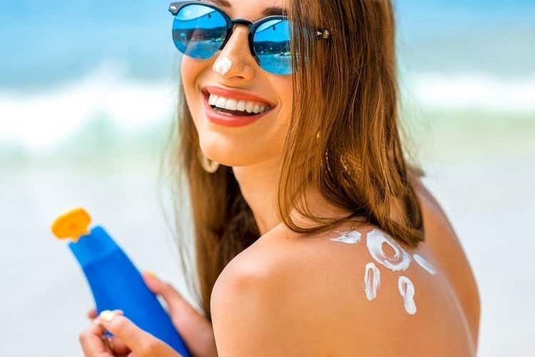 अधिक सनस्क्रीन लगाना विटामिन डी की कमी का कारण - Use of Sunscreens Causes Vitamin D Deficiency in Hindi
