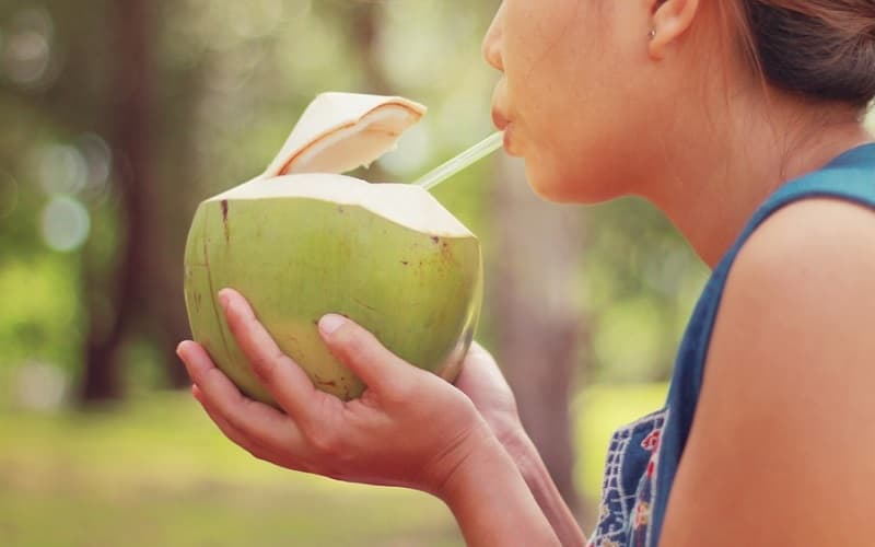 नारियल पानी पीने के फायदे और स्वास्थ्य लाभ Benefits of Coconut Water in