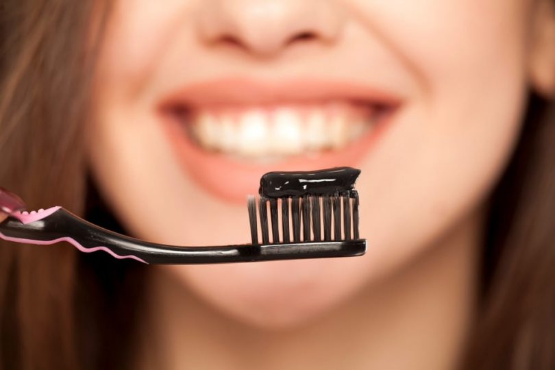 दांतों का पीलापन दूर करने के लिए एक्टिव चारकोल टूथपेस्ट का उपयोग - activated charcoal toothpaste for teeth whitening in Hindi