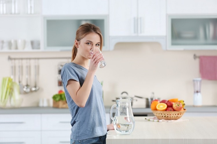 क्या होता है जब आप खाली पेट पानी पीते हैं आइए जानते हैं Benefits of drinking empty stomach water in hindi