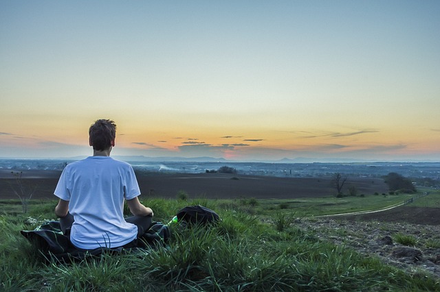 मेडिटेशन करते समय ध्यान केंद्रित करने के लिए अपने बारे में चिंता करना छोड़ो – Stop worrying about your posture in meditation in hindi