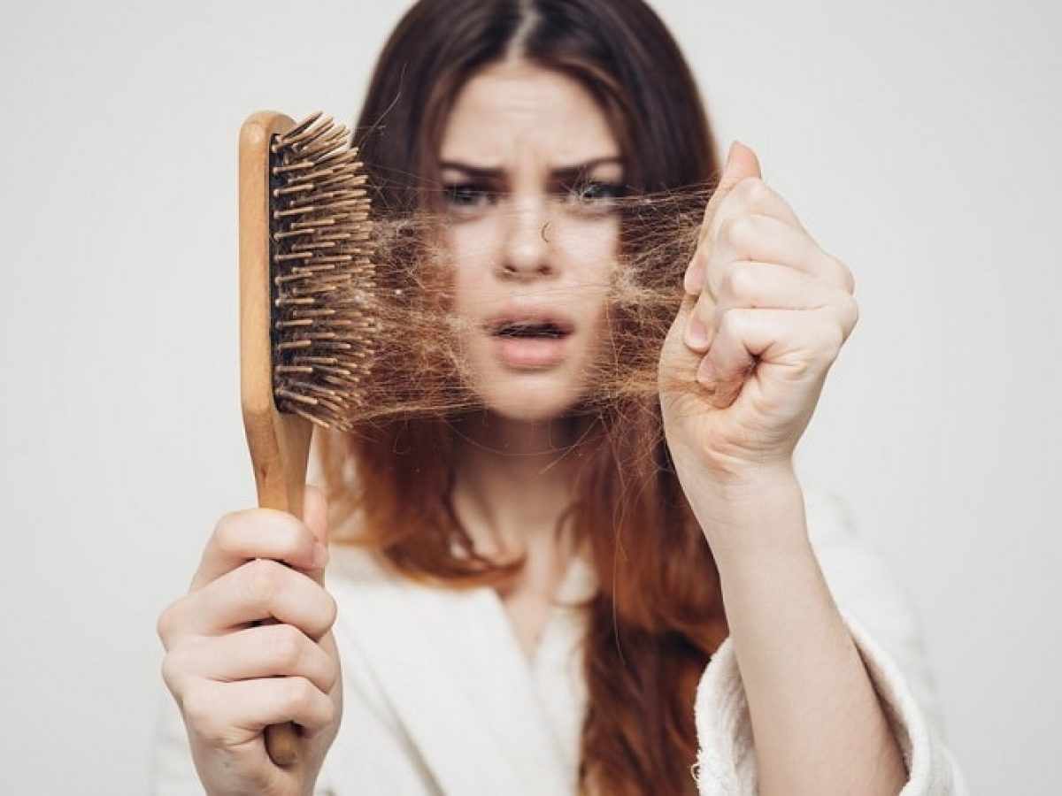 टूटते बालों से हैं परेशान तो अपनाएं ये घरेलू उपाय - How to stop hair fall  in hindi