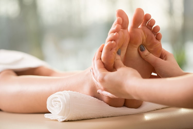 पैरों की देखभाल के लिए मालिश करें- Massage Daily For beautiful legs in Hindi