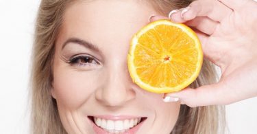 गोरी त्वचा पाने के लिए चेहरे पर नींबू का इस्तेमाल करने का तरीका - Best way to use lemon on face for glowing skin