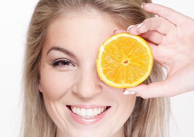 गोरी त्वचा पाने के लिए चेहरे पर नींबू का इस्तेमाल करने का तरीका - Best way to use lemon on face for glowing skin