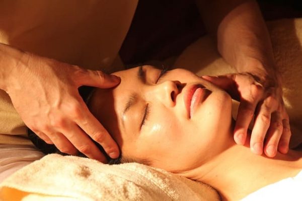 हेड मसाज के फायदे शरीर को उत्‍तेजित करे - Head Massage Benefits For Stimulating Body in Hindi