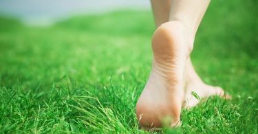 घास पर नंगे पैर चलने के फायदे - Benefits of walking on grass in hindi