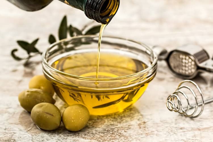 सिर की मालिश के लिए जैतून तेल का उपयोग - Olive Oil For Head Massage in Hindi