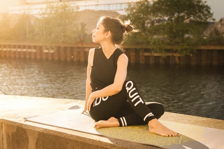 योग के लाभ मुद्रा में सुधार करे - Yoga Benefits For Improve Posture in Hindi