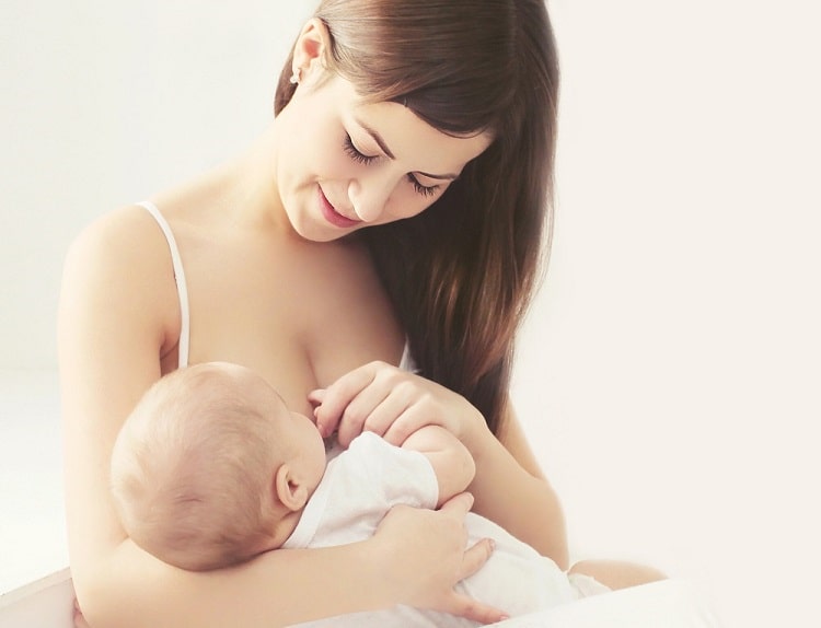 बच्चे को दूध पिलाते समय स्तन के पास तौलिया लगाएं - Place a towel under your breast to stop breast leakage in Hindi
