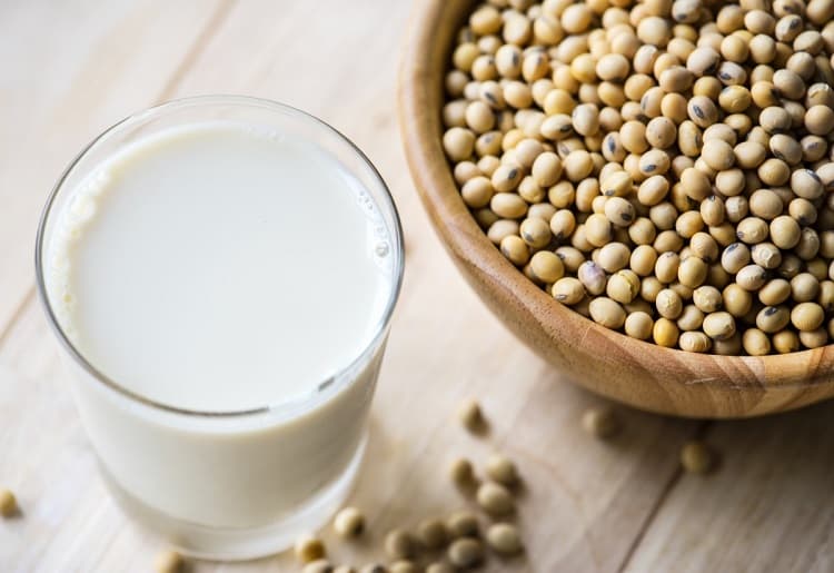 कैल्शियम का अच्‍छा स्रोत है सोया मिल्‍क - Soy Milk For Calcium Deficiency in Hindi