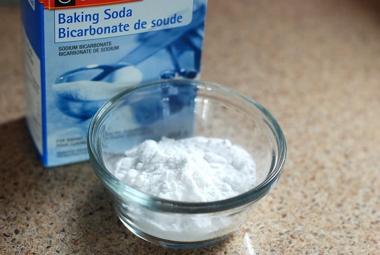 पिंपल्स को हटाने के लिए टूथपेस्ट व बेकिंग सोडा मिलाकर लगाएं - Mix baking soda with toothpaste to remove pimples in hindi
