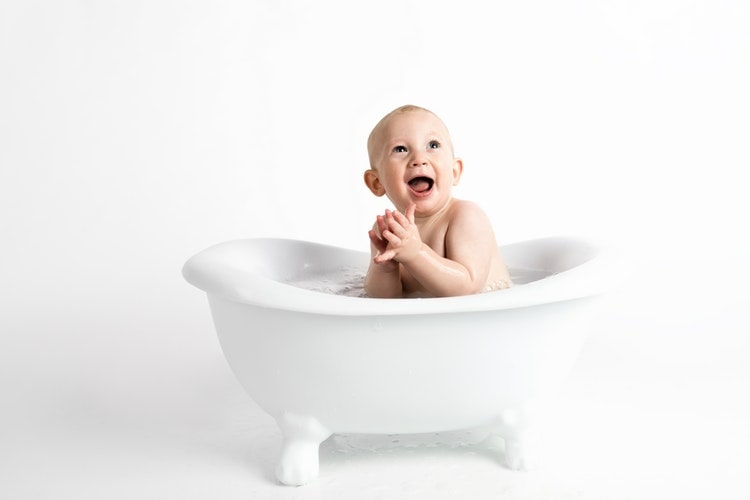 शिशु को नहलाना - Baby Bathing in Hindi