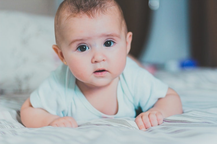 नवजात शिशु को हिचकी से कैसे बचाएं - How To Prevent Hiccups In Babies in Hindi