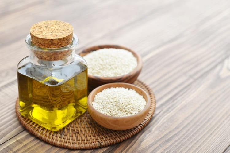 बालों में तिल का तेल लगाने के फायदे Sesame Oil Benefits For Hair In Hindi