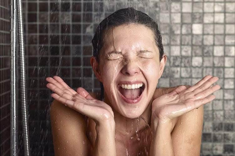 गर्मियों में त्वचा की देखभाल ठंडे पानी से नहाएं - Garmi mein chehre ki dekhbhal ke tarike Take Cold Water Showers in Hindi