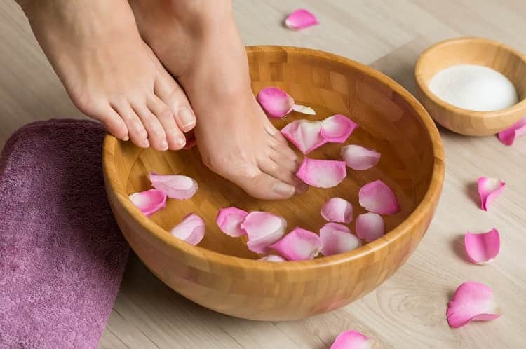 गर्मियों में त्वचा की देखभाल पैरों को न भूलें - Skin care tips for summer Do Not Forget Your Feet in Hindi