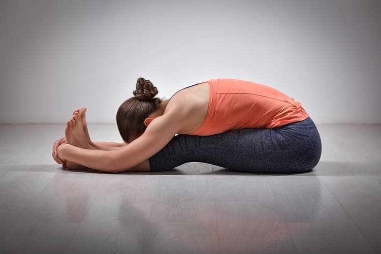 पाचन क्रिया सुधारे पश्चिमोत्तानासन योग - Seated forward fold Yoga asana to improve digestive system in Hindi
