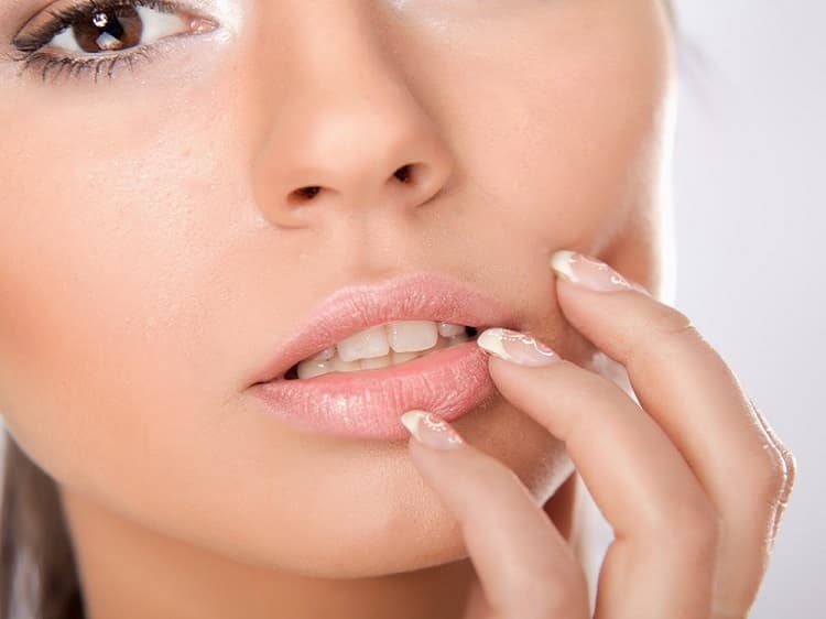 गर्मी में चेहरे की देखभाल करें होठों की केयर - Take care of your lips too skin care tips for summer in Hindi