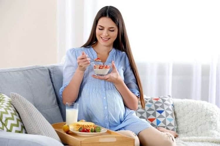 प्रेगनेंसी के दुसरे महीने में क्या न खाएं - Pregnancy Ke Dusre Mahine Me Kya Nahi Khaye in Hindi