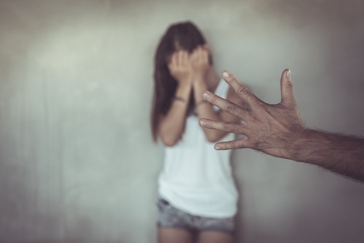 यौन उत्पीड़न क्या होता है इससे कैसे बचें - What Is Sexual Assault, How To Protect Yourself In Hindi