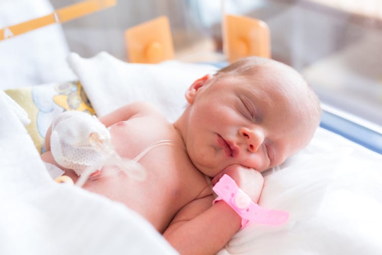 प्री मैच्योर बेबी की घर में देखभाल के लिए बेबी को गर्म और सुरक्षित रखें - Premature baby should keep warm and secure in Hindi
