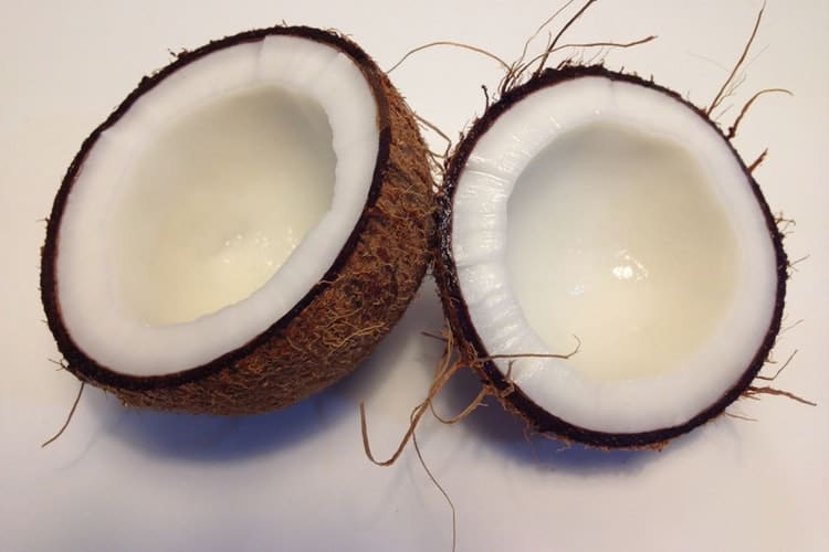 नारियल खाने से दूर होती हैं नकसीर, अनिद्रा और पेट जैसी कई समस्‍याए