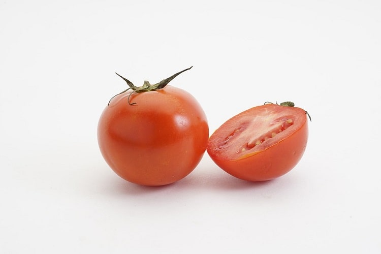 तैलीय त्वचा के लिए टमाटर का घरेलू फेसपैक - Tomato's homemade face pack for oily skin in Hindi