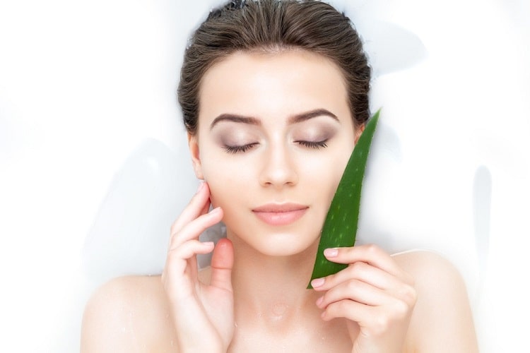 मुंहासों के लिए एलोवरा और हल्दी घरेलू फेस पैक - Natural face pack of Aloe vera nad turmeric for acne in Hindi
