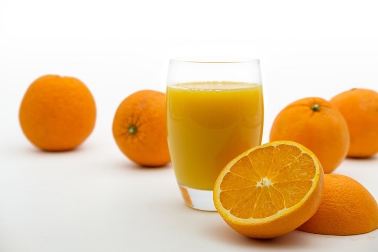 कमजोर हड्डियों की सुरक्षा के लिए घरेलू उपाय संतरे का जूस – Strong bones for Orange Juice in Hindi