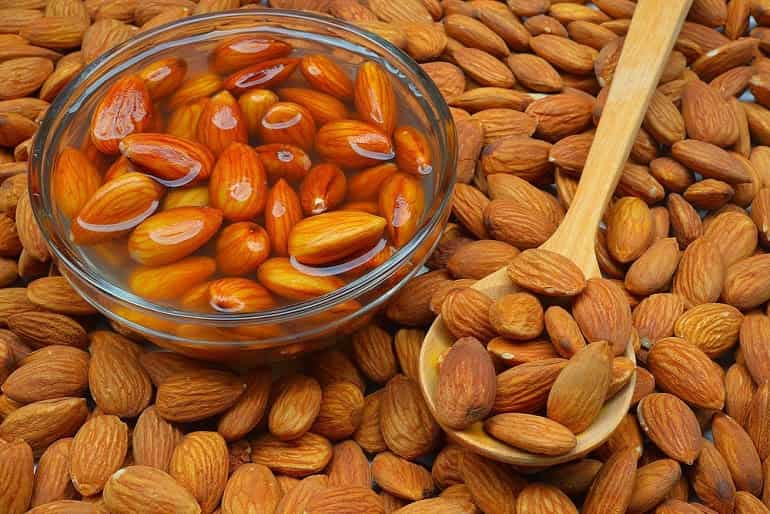 खाली पेट खाने चाहिए भीगे हुए बादाम - Khali pet khane chahiye soaked almonds in Hindi