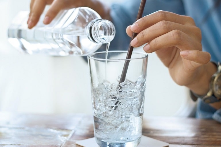 बर्फ वाला पानी पीने के फायदे और नुकसान - Drinking Ice Water Benefits And Side Effects In Hindi