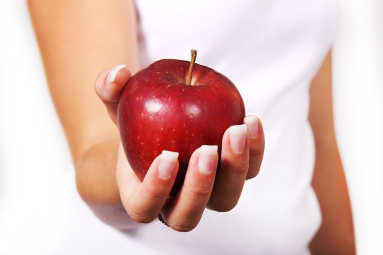 क्या खाली पेट सेब खाना चाहिए - kya khali pet apple khana chahiye in hindi