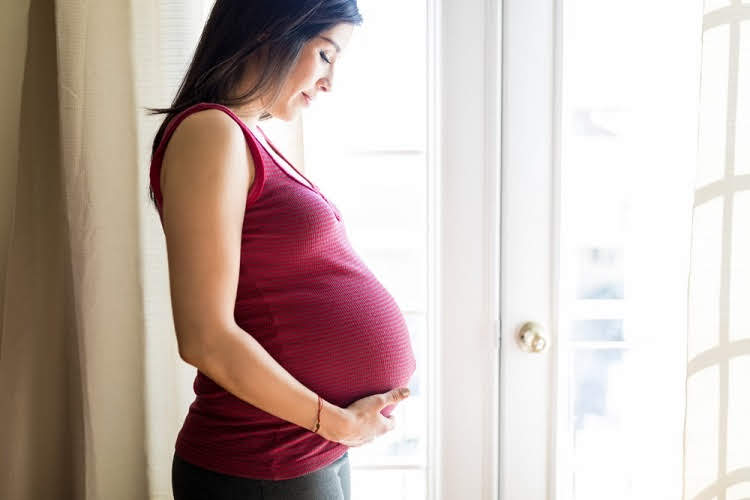 प्रेगनेंसी में हाथो और पैरों में सूजन कब होती है - When does swelling occurs during pregnancy in Hindi