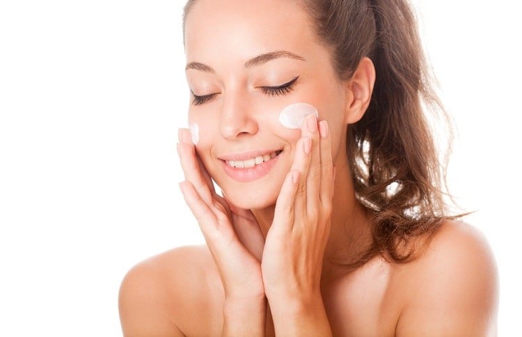 शुष्‍क त्‍वचा के लिए दूध और चंदन फेस पैक – Milk And Sandalwood Face Pack For Dry Skin In Hindi