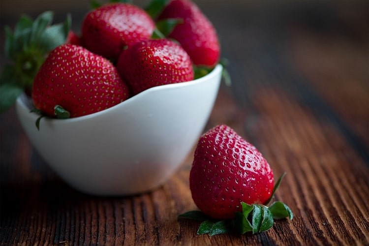 पेट की चर्बी कम करने के लिए स्ट्रॉबेरी, ब्लैक ग्रेप, और अदरक स्मूदी – Charbi kam kare Strawberry, Black Grape and Ginger Smoothie in hindi