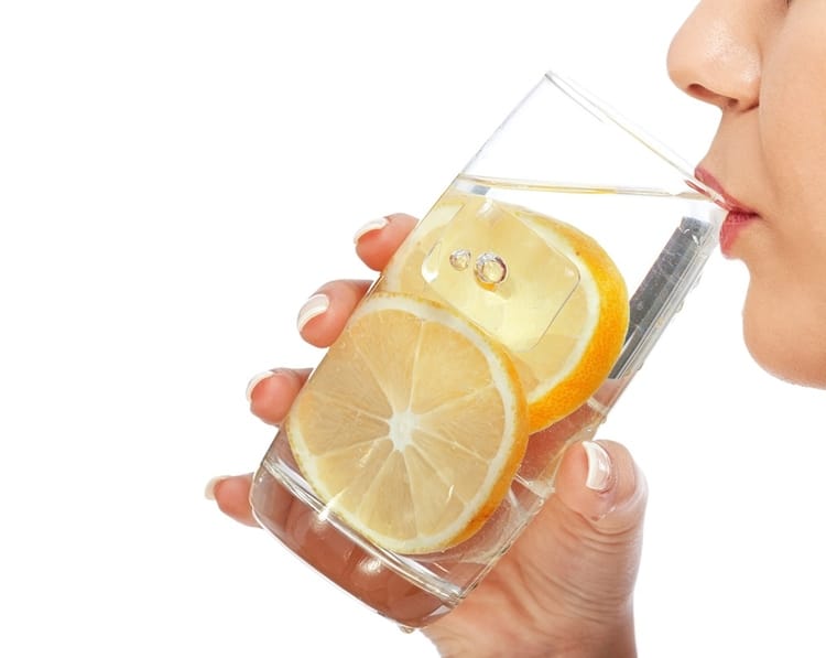 सही तरीके से नींबू पानी पीने के फायदे - The benefits of having lemon water the right way in Hindi