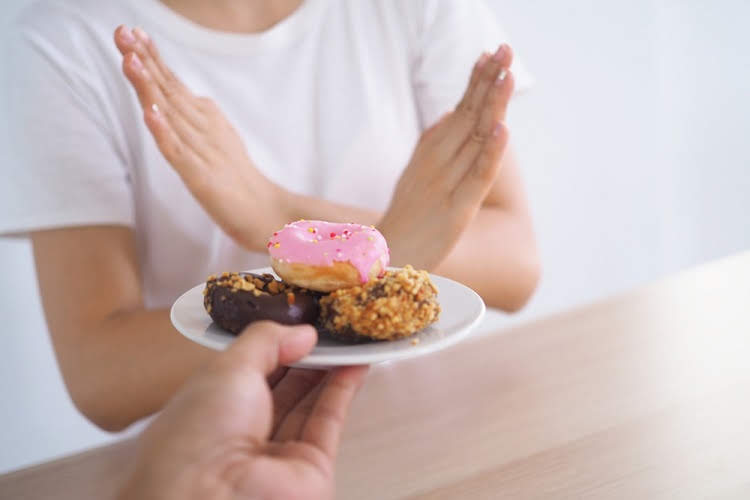वजन कम करने के लिए न करें चीनी से बने खाद्य पदार्थ का उपयोग – Avoid High-sugar foods for weight loss in Hindi