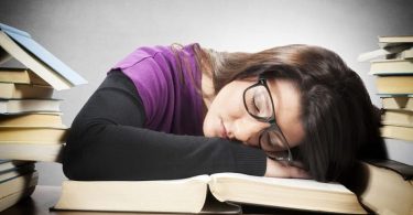 पढ़ते समय नींद से बचने के उपाय - How To Avoid Sleep While Studying In Hindi