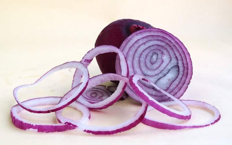 फोड़ें फुंसी को दूर करने का प्रभावी नुस्खा कच्ची प्याज - Fode Funsi Door Karne Ka Desi Nuskha Raw Onion In Hindi