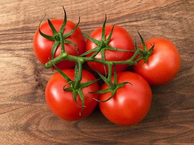 होठों पर पिंपल से छुटकारा पाने का घरेलू नुस्खा टमाटर - Hotho par pimple se chutkara pane ka gharelu nuskha tomato in Hindi
