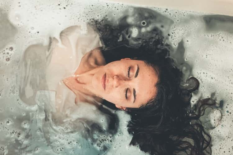 कोल्ड वाटर बॉथ थेरेपी की सावधानियां - Precautions for Cold Water Bath Therapy in Hindi