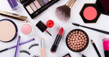मेकअप के सामान की लिस्ट और इस्तेमाल करने का तरीका - Complete Makeup Kit List In Hindi