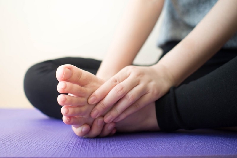 हाथ पैरों का सुन्न होने के कारण और घरेलू उपाय - Numbness in hands and legs causes and home remedies in Hindi