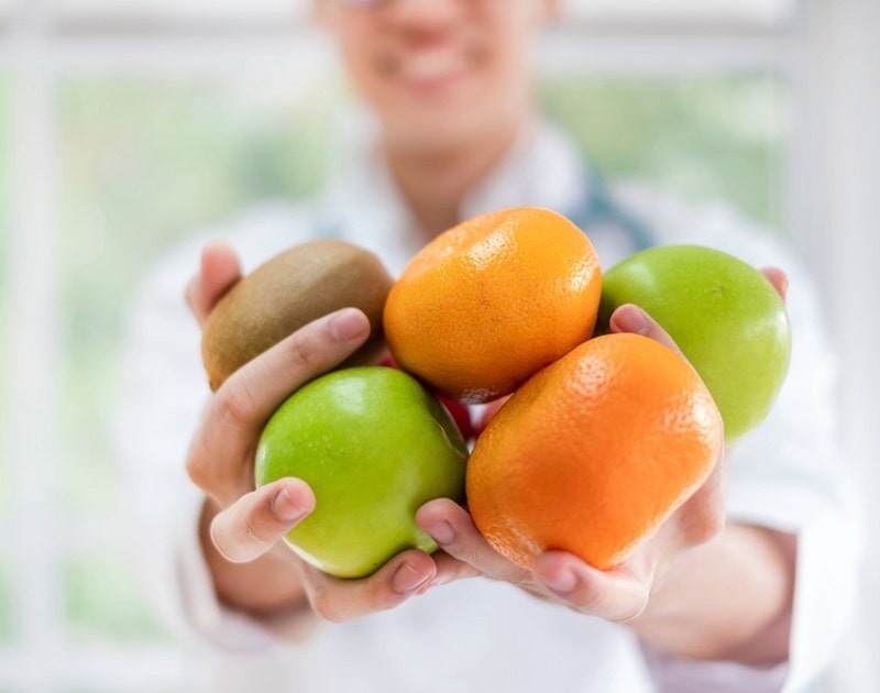 डायबिटीज (शुगर, मधुमेह) के मरीज इन फलों को बेफ़िक्र खा सकते हैं - Which Fruits Can A Diabetic Patient Eat Freely in Hindi