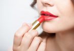 होंठो पर लिपस्टिdक लंबे समय तक टिका कर रखने के तरीके - How To Use Lipstick For Long Time In Hindi