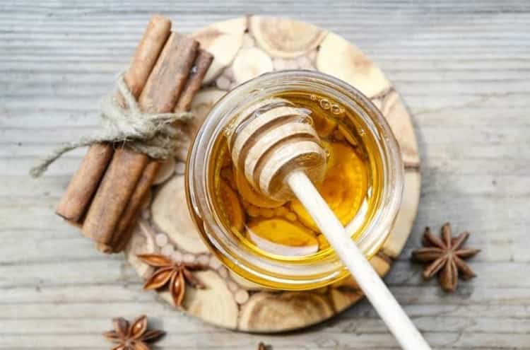 मुंहासे के गड्ढे भरने का उपाय है दालचीनी - Cinnamon benefits for Pimple Pits in Hindi