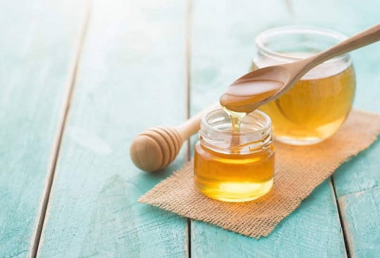 शहद से बनाएं स्किन मॉइस्चराइजर - Make skin moisturizer with honey in Hindi