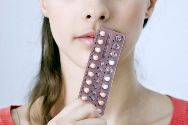 क्या पीरियड डिलेइंग पिल्स और बर्थ कंट्रोलिंग पिल्स समान हैं? - Kya Period delaying pills aur birth control pills ek saman hoti hai
